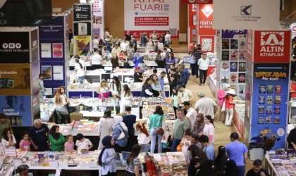 Kitap tutkunları Kepez Kitap Fuarı’na akın etti