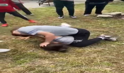 Kız öğrenciler saç saça kavga etti: O anlar kamerada