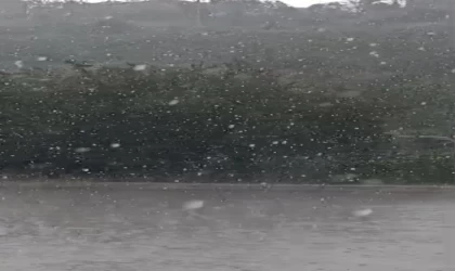 Kocaeli’de aniden bastıran dolu sürücülere zor anlar yaşattı