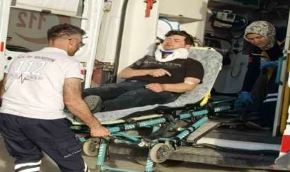 Kontrolden çıkan motosiklet önündeki otomobile çarptı