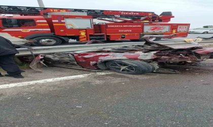 Kontrolden çıkan otomobil bariyerlere saplandı: 2 ağır yaralı