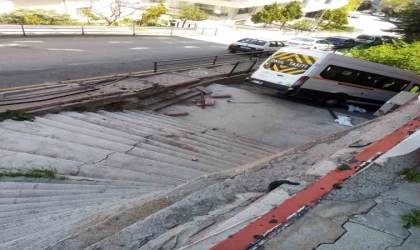 Kontrolden çıkan servis aracı apartman merdivenine devrildi