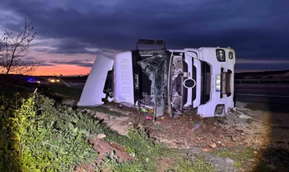 Kontrolden çıkan tır devrildi, sürücüsü yaralandı