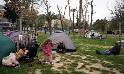 Konya Büyükşehir Belediyesi’nden parkta çadır kuran vatandaşlara yemek ikramı