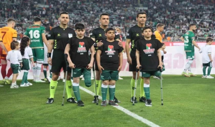 Konyaspor - Galatasaray maçı hakemin rahatsızlanması nedeniyle gecikmeli başladı