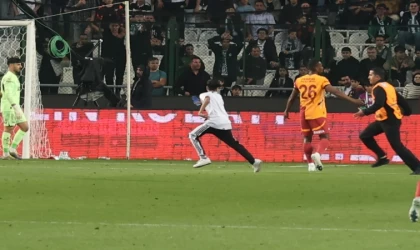 Konyaspor - Galatasaray maçında sahaya taraftar girdi