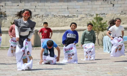 Köy okulunda öğrenciler unutulmaya yüz tutan 23 Nisan oyunlarıyla eğlendi