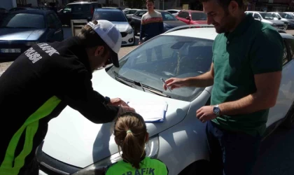 Küçük Asya Umay trafik polisi babasıyla beraber denetim yaptı