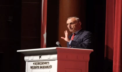 Küçükçekmece Belediye Başkanı program sırasında depreme yakalandı