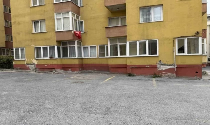 Küçükçekmece’de bulunan bir sitenin 6.2’lik deprem sonrası görüntüsü korkuttu