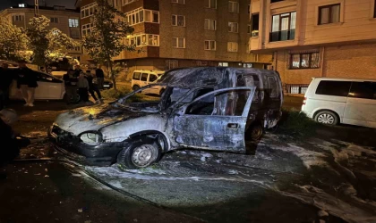Küçükçekmece’de park halindeki araç alev alev yandı