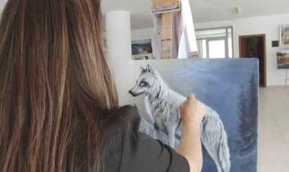 Kurtlara adanmış bir fırça: Türkiye’nin tek kadın realist kurt ressamı