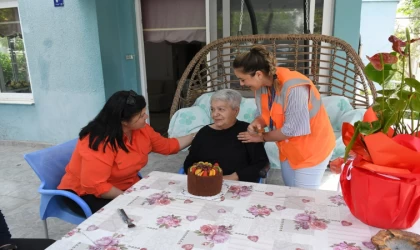 Kuşadası Belediyesi’nden yaşlı çınara sürpriz doğum günü kutlaması