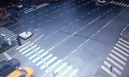 Kütahya’da deprem anı güvenlik kameralarına yansıdı