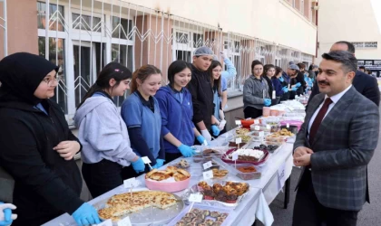 Lise öğrencileri kardeş okul için hayır panayırı düzenledi