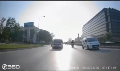 Makas atarak trafiği tehlikeye sokan otomobil kamerada