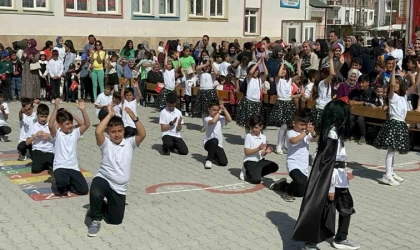 Malatya’da 23 Nisan Coşkusu, minikler bayramlarını renkli etkinliklerle kutladı