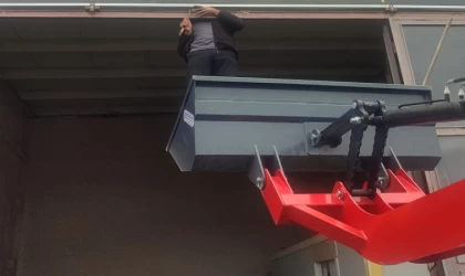 Malatya’da pencereye sıkışan güvercini esnaf kurtardı