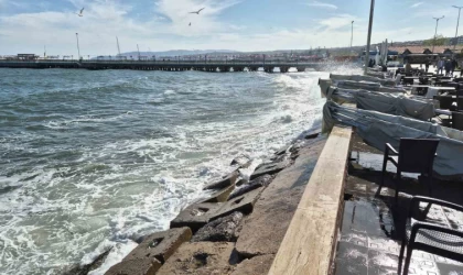 Marmara Denizi’nde şiddetli poyraz: Deniz ulaşımı aksadı
