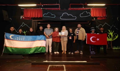 Merkezefendi’nin dört bir noktasında tiyatro oyunları sahnelenmeye devam ediyor