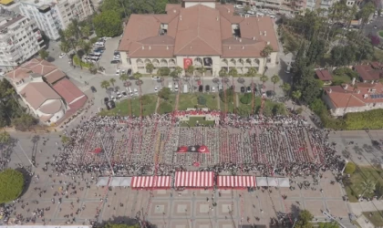 Mersin’de 1923 öğrenci halk oyunları gösterisi sundu