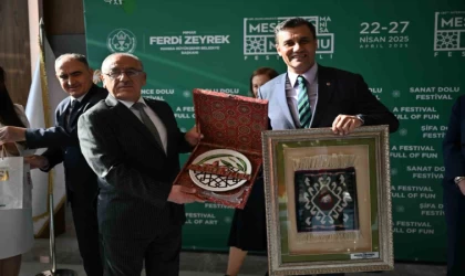 Mesir Festivali’nde hediyeler ve gönüller buluştu