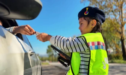 Minik jandarmalar iş başında: İzleyenlerin tüyleri diken diken oldu