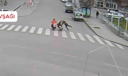 Motosiklet yayaya, ticari taksi elektrikli skutere çarptı: Kaza anları kamerada