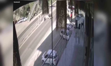 Motosikletin hafif ticari araca ok gibi saplandığı kaza kamerada