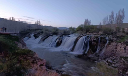 Muradiye Şelalesi coştu