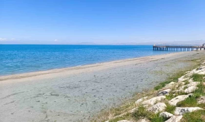 Nisan yağmurları yeterli olmadı: Van Gölü’nde çekilme sürüyor