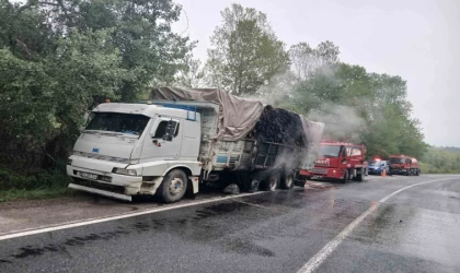 Odun yüklü kamyon seyir halindeyken alev aldı