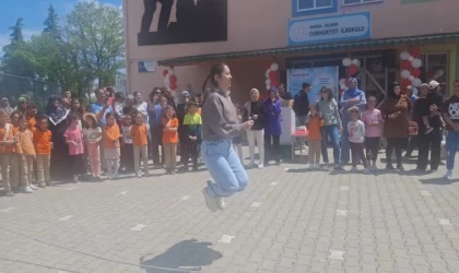 Öğrenciler seyretti veliler yarıştı