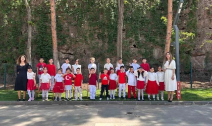 Öğretmen yazdı, veli besteledi, öğrenciler seslendirdi