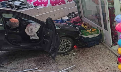 Ordu’da faciadan dönüldü: Kazaya karışan otomobil markete daldı