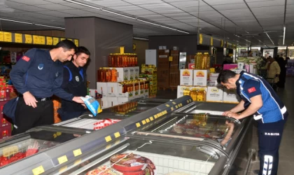 Osmaniye zabıtasından marketlerde son kullanma tarihi denetimi