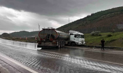 Osmaniye’de kontrolden çıkan tanker bariyerlere çarptı