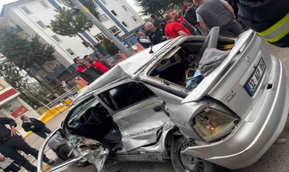 Otomobil, durakta yolcu alan otobüse arkadan çarptı: 1 ölü, 3 yaralı