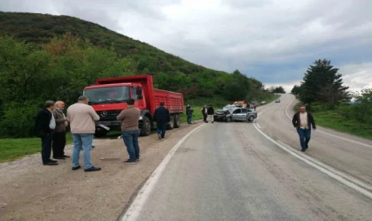 Otomobil ile kamyonet çarpıştı: 1 ölü, 1 yaralı