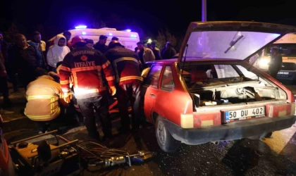 Otomobil kırmızı ışıkta bekleyen araca çarptı: 2 yaralı