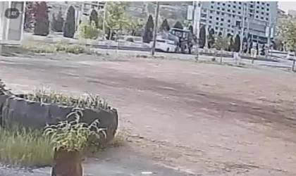 Otomobilin su tankerinin altına girdiği anlar güvenlik kamerasına yansıdı