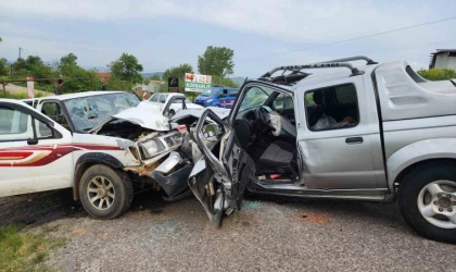 Otomobiller kafa kafaya çarpıştı: 1 ölü, 4 yaralı