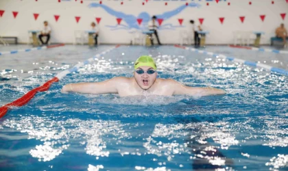 Özel sporcular Aliağa’da kulaç attı