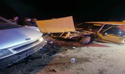 Panelvan ile kafa kafaya çarpışan otomobil hurdaya döndü: 3 hafif yaralı