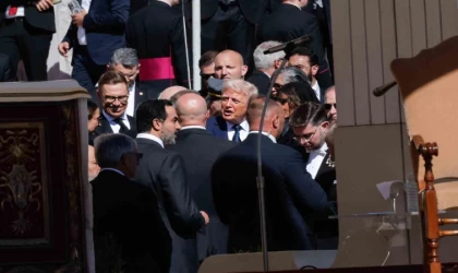 Papa Franciscus, 250 bin kişinin katıldığı cenaze töreniyle son yolculuğuna uğurlandı