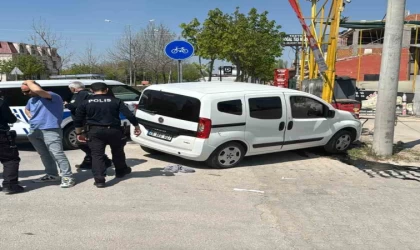 Polisten kaçan araç aydınlatma direğine çarptı