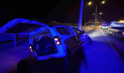 Refüje giren hafif ticari araçta 2 kişi yaralandı