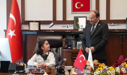 Rektör Çakmak, 23 Nisan’da makamını çocuklara devretti