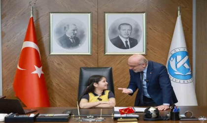 Rektör Karamustafa, koltuğunu 4. sınıf öğrencisine devretti