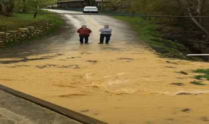 Sağanak yağış etkili oldu, köy yolu nehre döndü